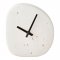 Stolní hodiny Linz, organický tvar, cement, bílá, tichý chod, 14×15 cm – House Nordic